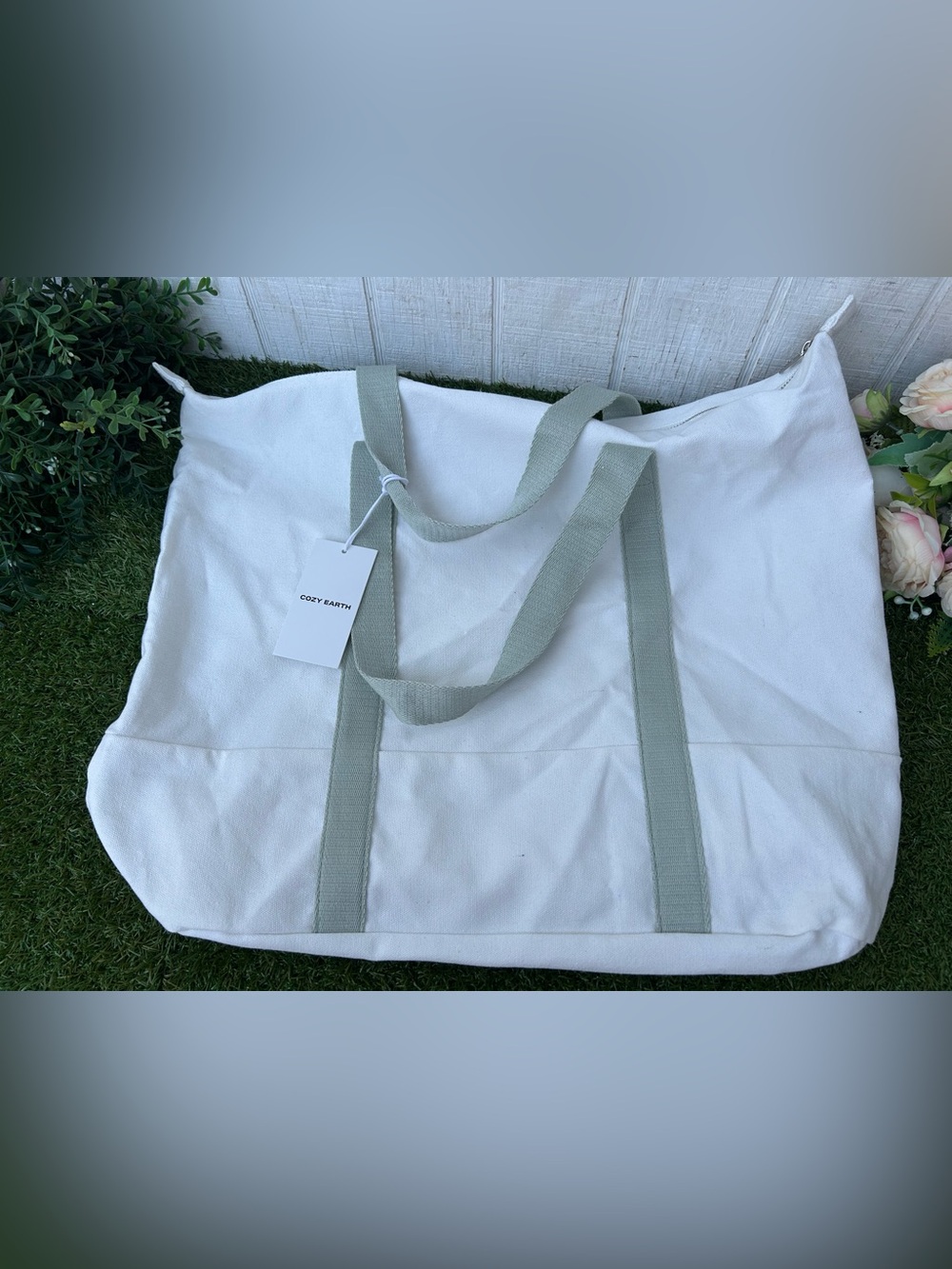COZY EARTH Canvas TOTE WHITE with Sage Green Straps/ tote only new
